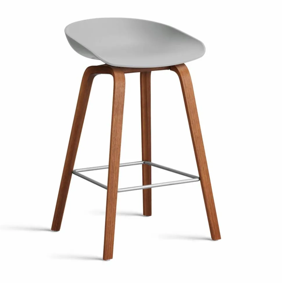 About a Stool 32 Low barstol valnötsstativ 2.0 Concrete grey-rostfritt stålstöd