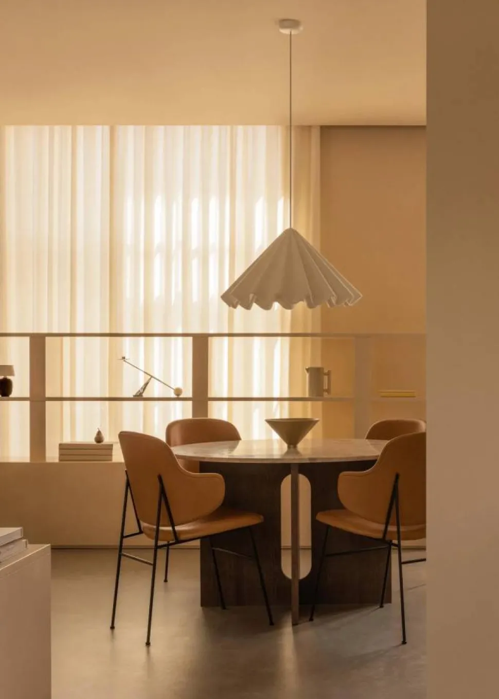 Androgyne matbord Sand stone betsat ekstativ