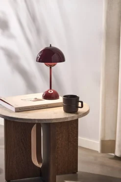 Androgyne sidobord Ø50 cm mörkbetsad ek Kunis Breccia-bordsskiva