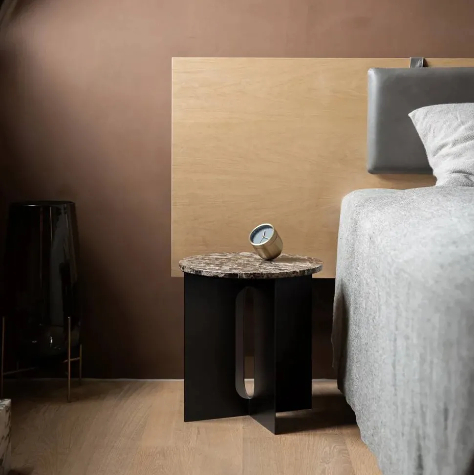 Androgyne sidobord marble black ø42 cm svart stålstativ