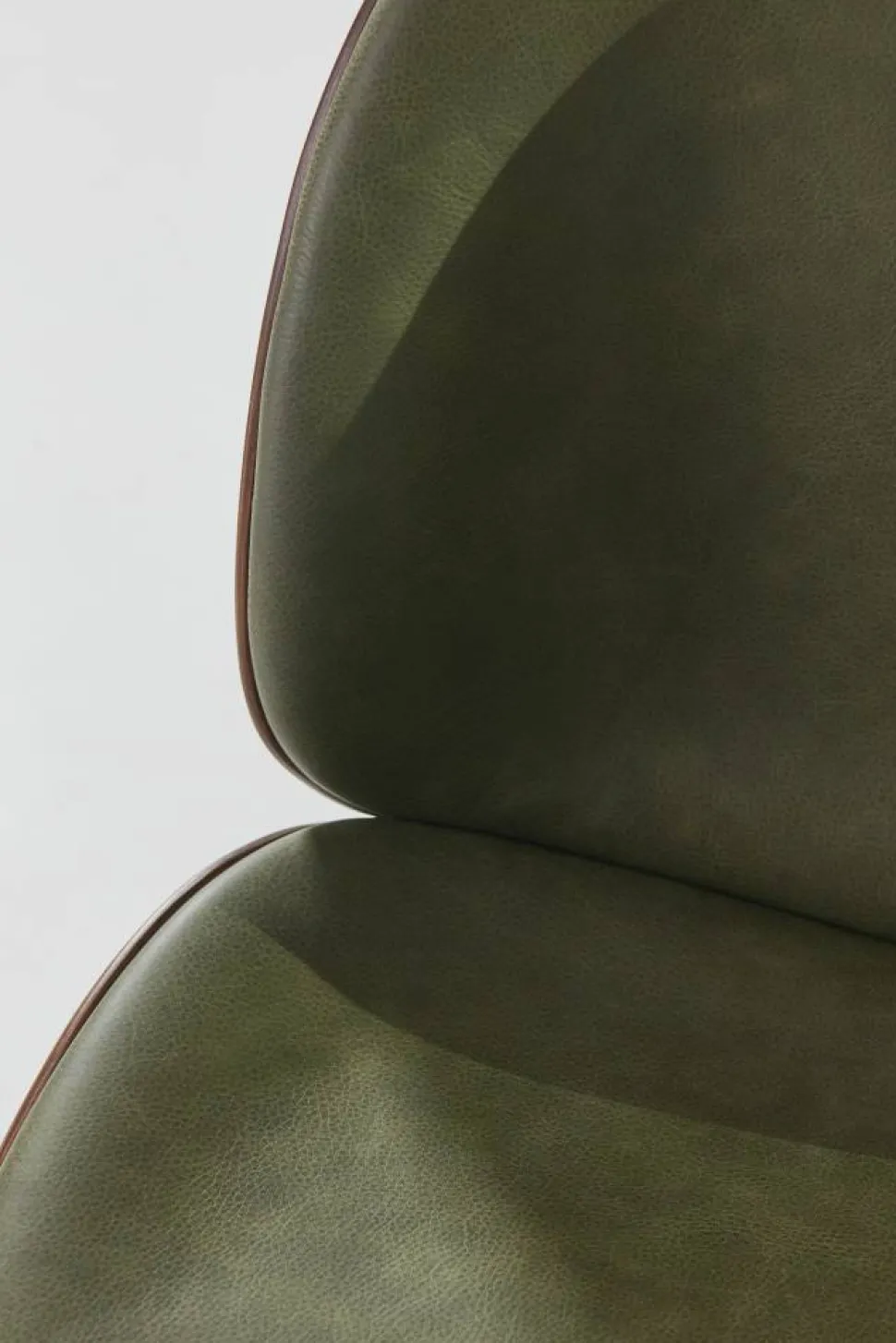 Beetle framsidesklädd stol valnöt Leather Army-antigue brass