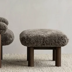 Brasilia fotpall Bouclé 02 beige-valnötsstativ