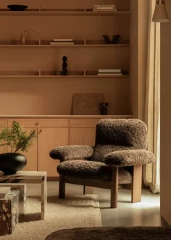 Brasilia fåtölj Walnut-Nature sheepskin curly