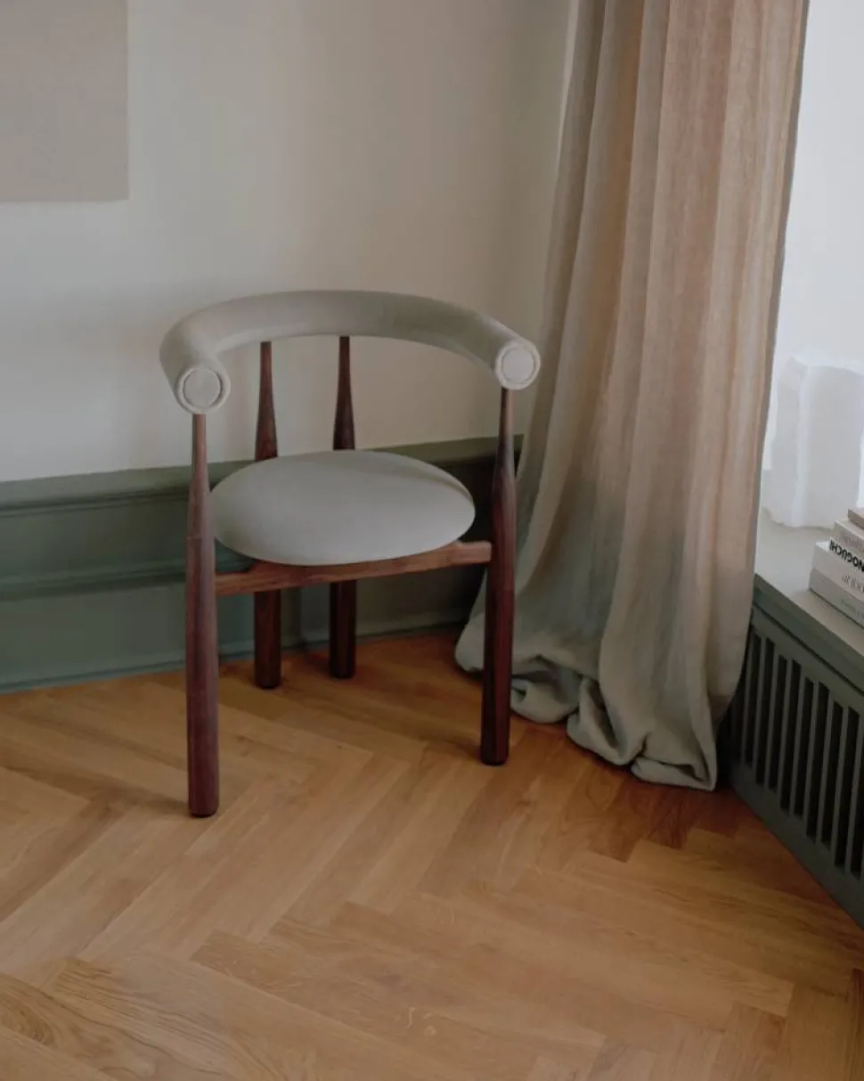 Bukowski karmstol klädd Walnut Megan 26 Beige