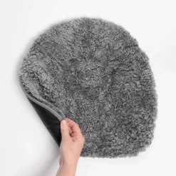 Buzz stolsdyna fårskinn Scandinavian grey-svart läderimitation