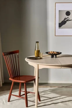 Carl matbord Ø115 & Ilägg + Lilla Åland stol 4-pack – Ljus björk-faluröd