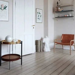 Deck brickbord teak svart stativ vit marmorhylla