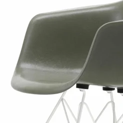 Eames fiberglass armchair DAR karmstol Raw umber-White