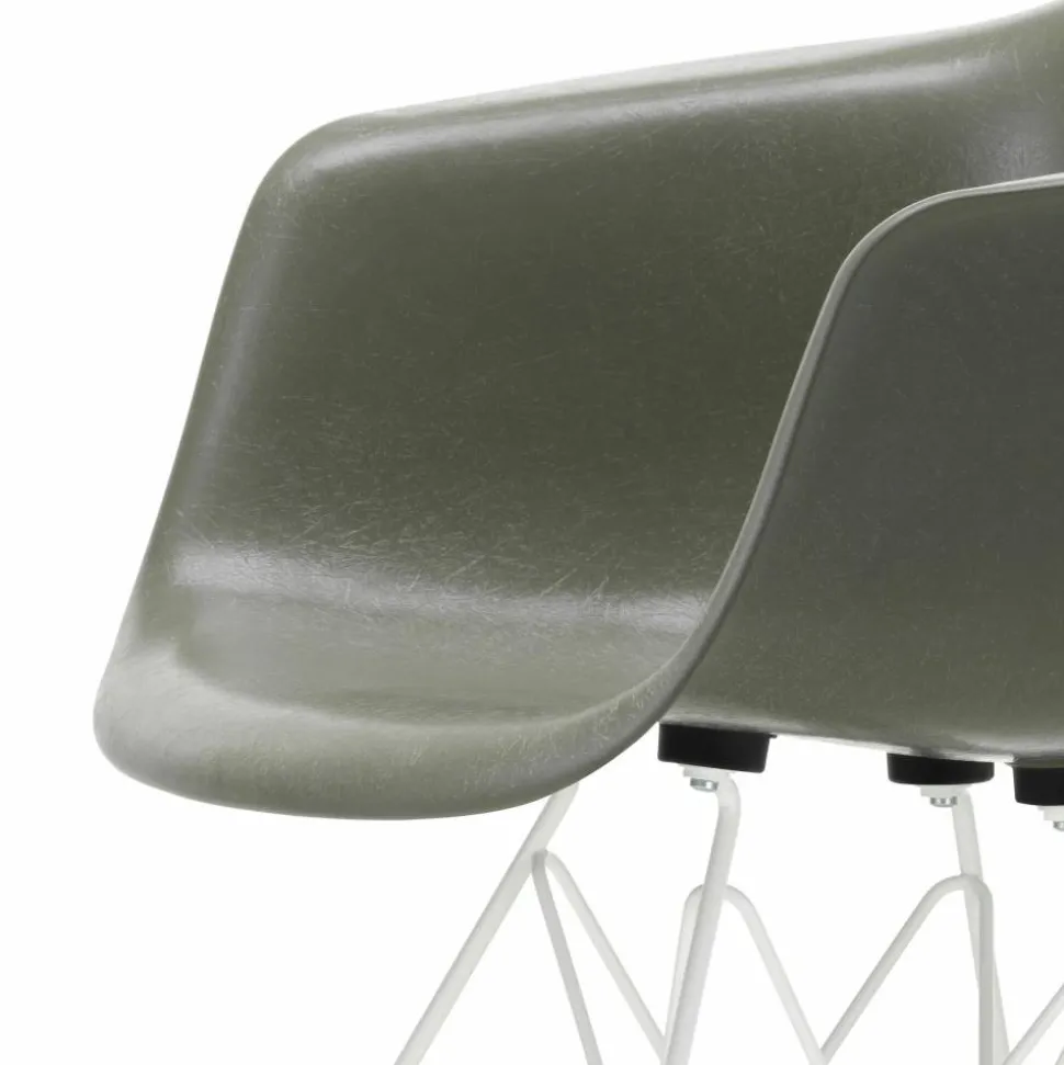Eames fiberglass armchair DAR karmstol Raw umber-White