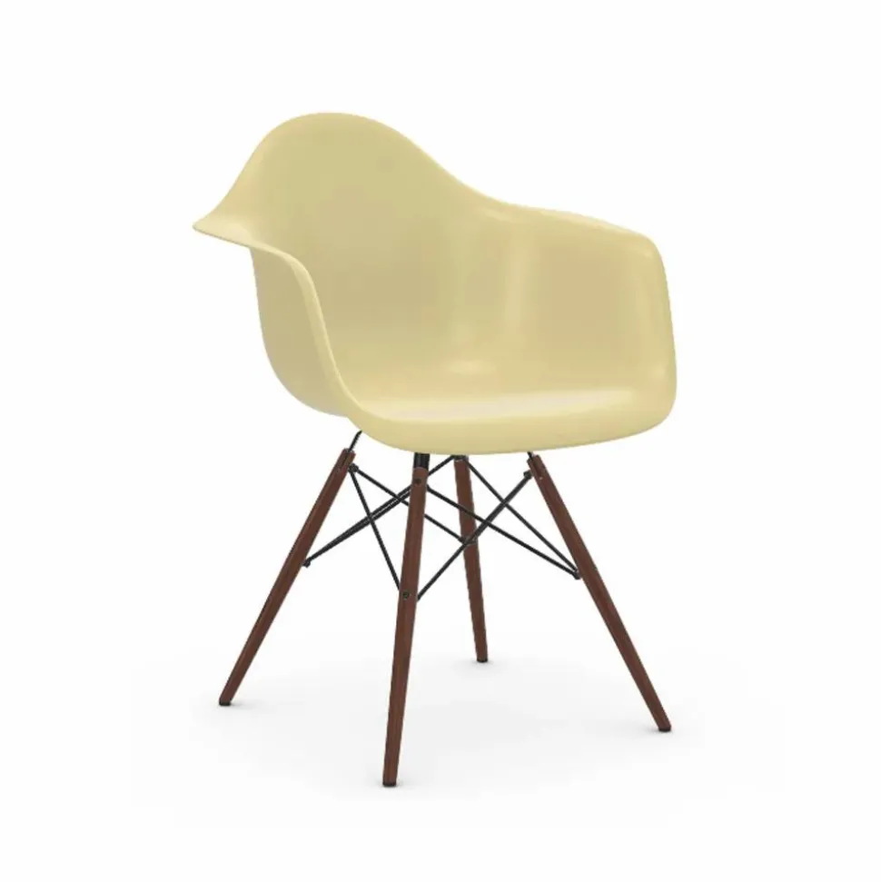 Eames Fiberglass Armchair DAW karmstol parchment brunbetsade lönnben