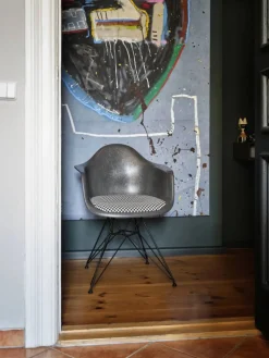 Eames fiberglass armchair DAR stol klädd sits Checkered-Elephant grey-Svart