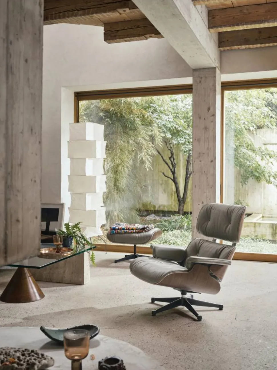 Eames Lounge Chair & Ottoman new dimensions 61 Umbra grey-32 walnut dark-pol. steel
