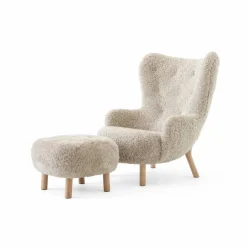 Petra VB3 High fåtölj inkl. pouf ATD1 Oljad ek-Sheepskin Moonlight