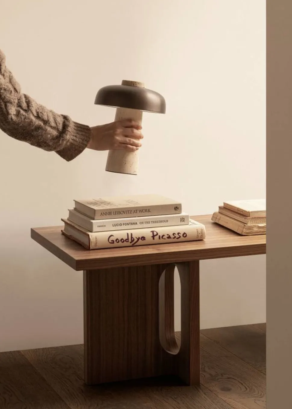 Reverse portabel bordslampa 24 5 cm Travertine-bronzed aluminium