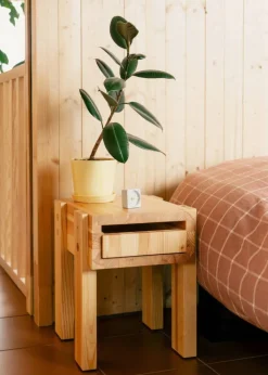 003 Stilts Side Table sidobord Matt oljevaxad furu 40x36x45 cm