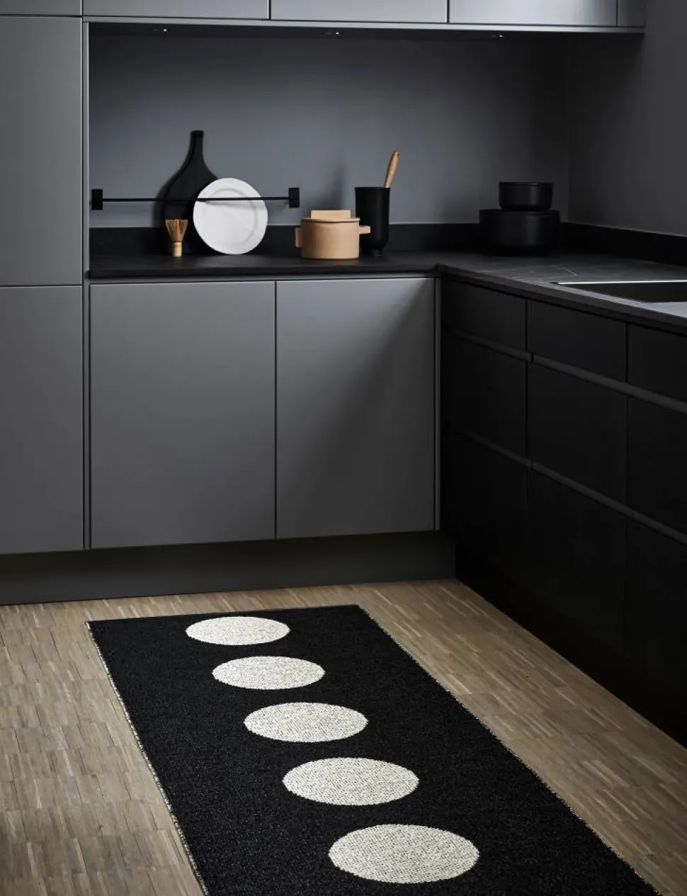 Vera gångmatta black/vanilla 70x225 cm