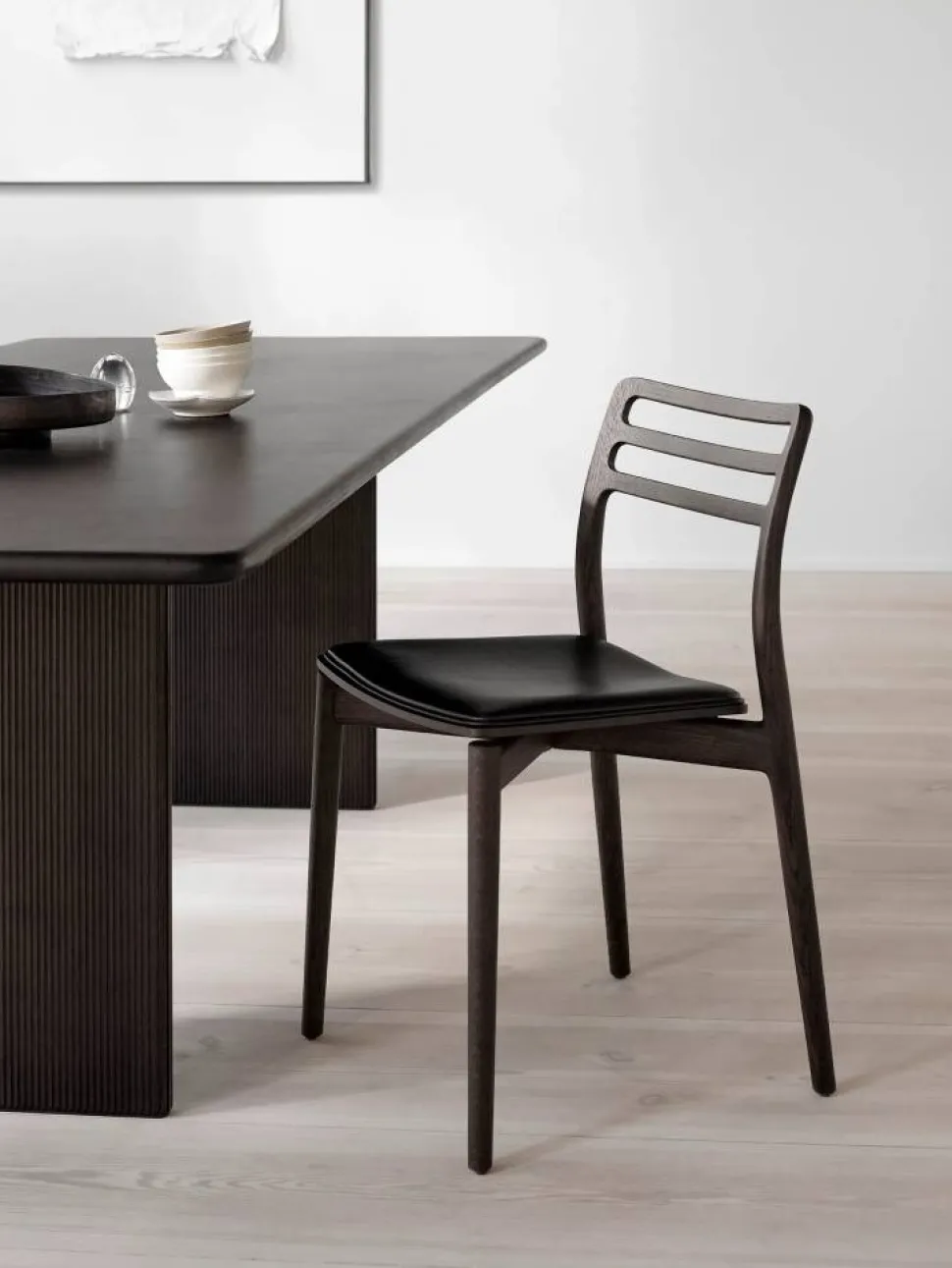 Vipp481 Cabin stol Dark oak-black leather