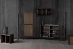 Vipp Cabinet H4 skåp med ben Dark oak doors