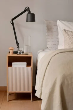 Vipp672 sängbord Ljus ek-ljus aluminium 31 5x60x38 cm