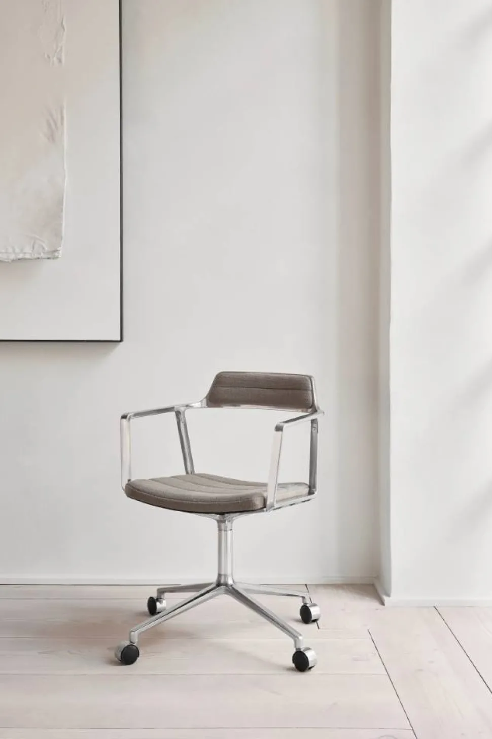 Vipp452 Swivel kontorsstol med hjul Pol. aluminium-dark sand