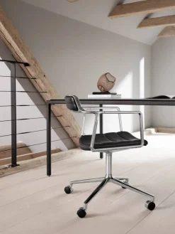 Vipp452 Swivel kontorsstol med hjul Pol. aluminium-black leather
