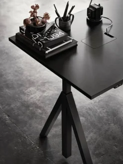 Works höj- och sänkbart skrivbord svart 78x140 cm